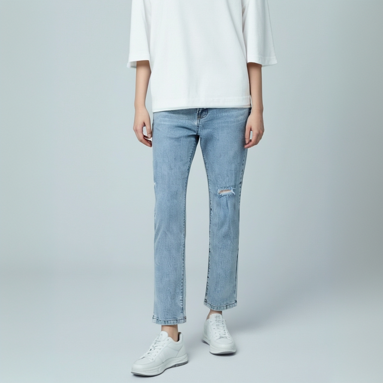 J&T联名款直筒浅蓝水洗磨毛破洞牛仔裤