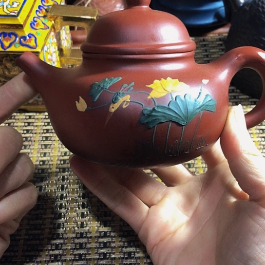 紫砂茶壶原矿泥料手工制作的紫砂壶。
