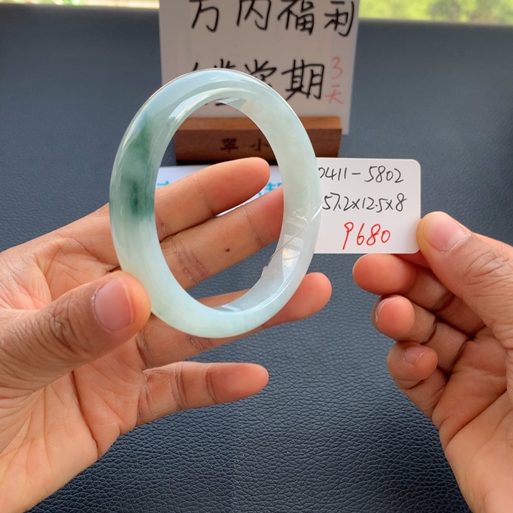 翡翠手镯未镶嵌翡翠手镯