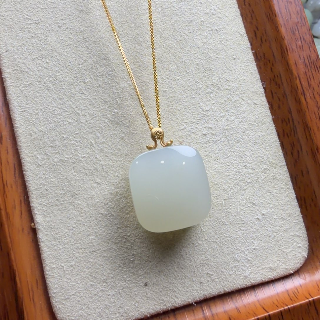 和田玉18K金镶嵌颈饰