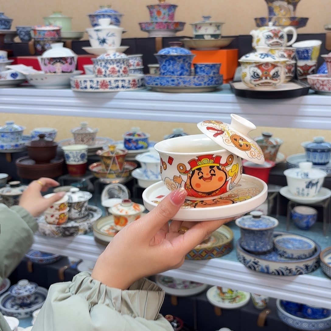 盖碗里放入适量的水