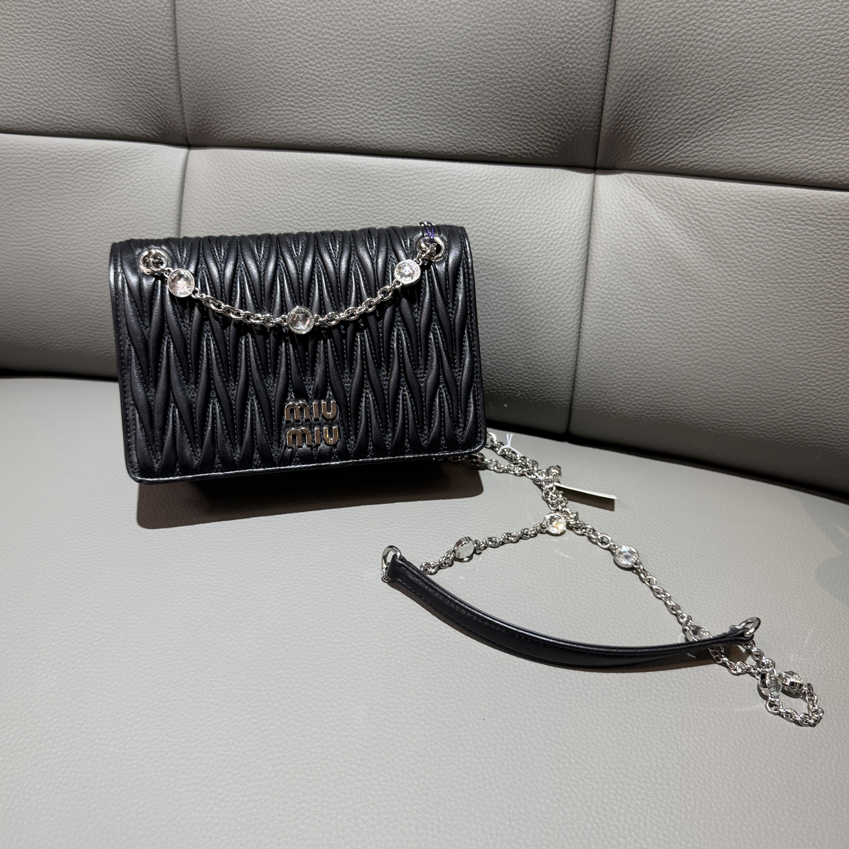 99新 MIU MIU/缪缪 缪缪新款褶皱宝石链条斜挎包