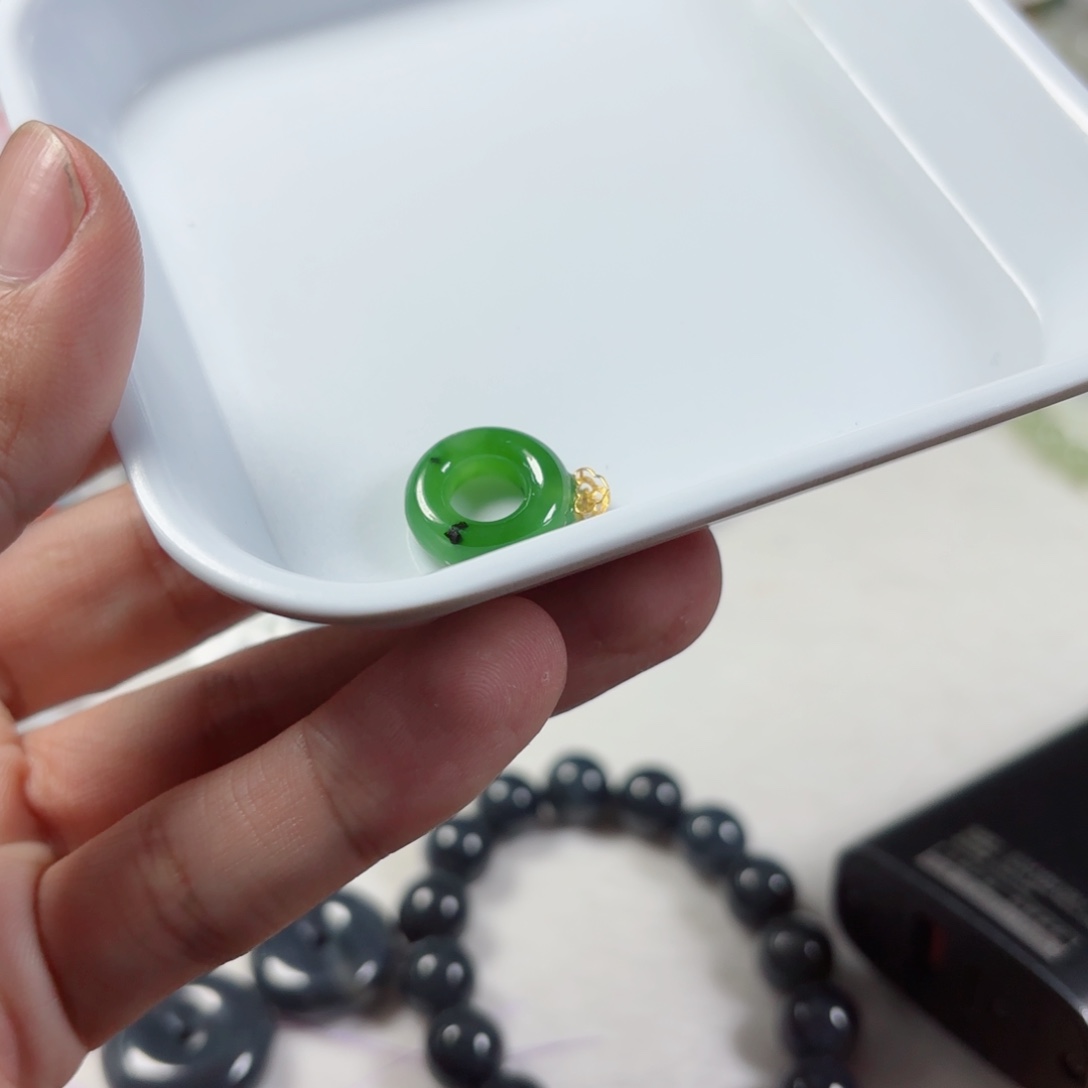 和田玉吊坠18K金镶嵌