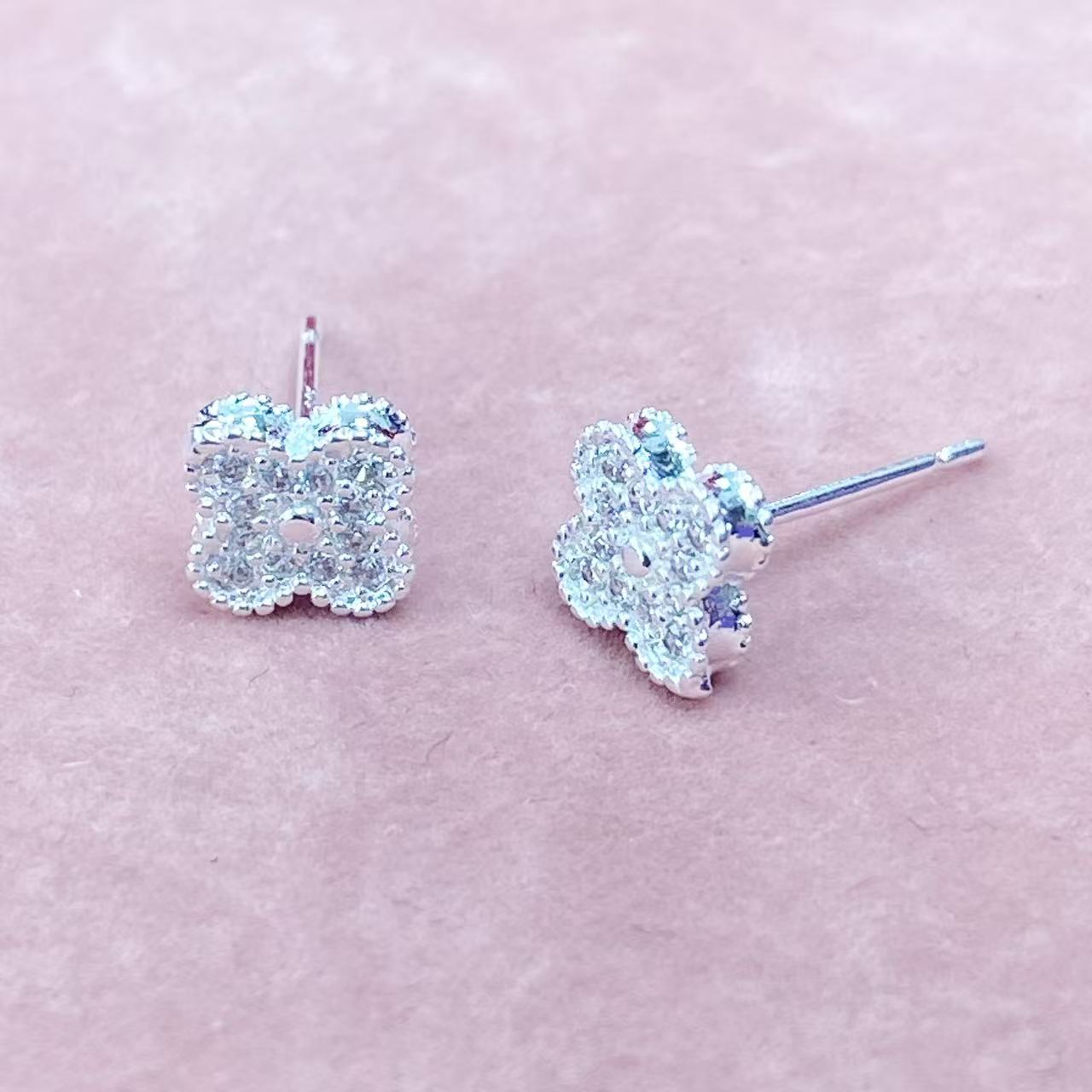 8009 四叶草银耳钉