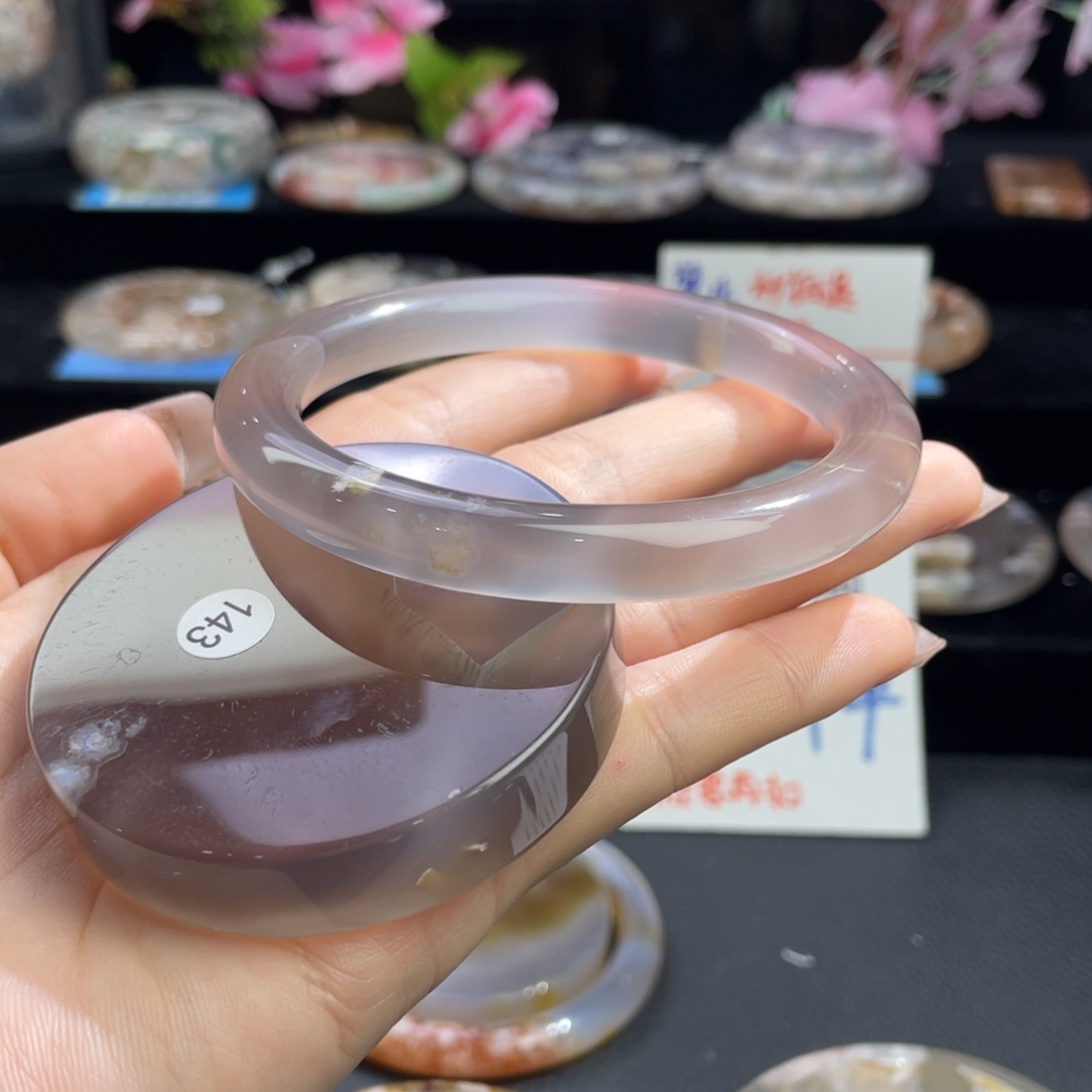 石英质玉未镶嵌手镯小*牛62/143