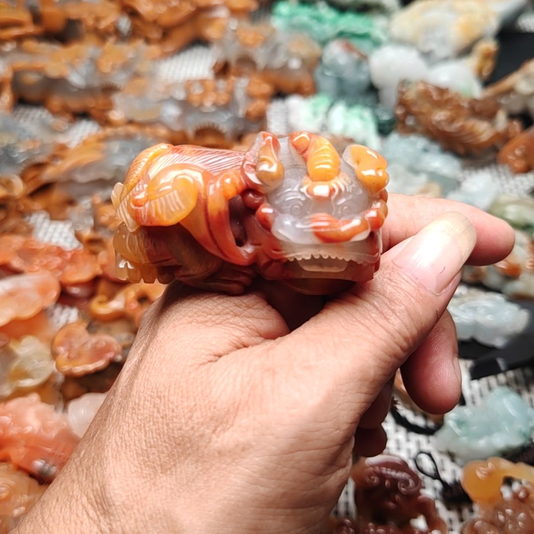 未镶嵌石英质玉（黄龙玉）颈饰