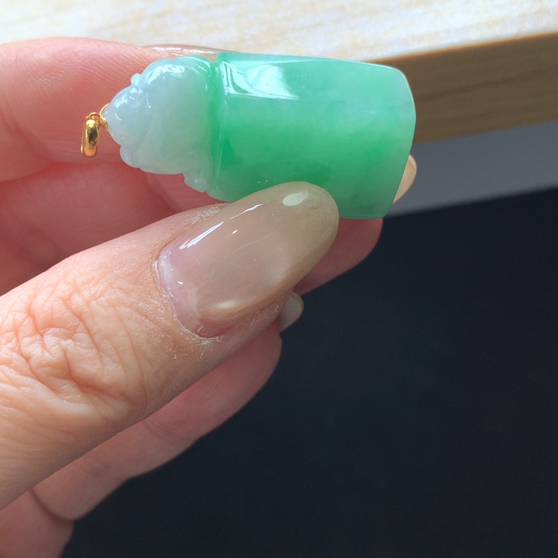 国***翠翡翠18K金镶嵌颈饰吊坠