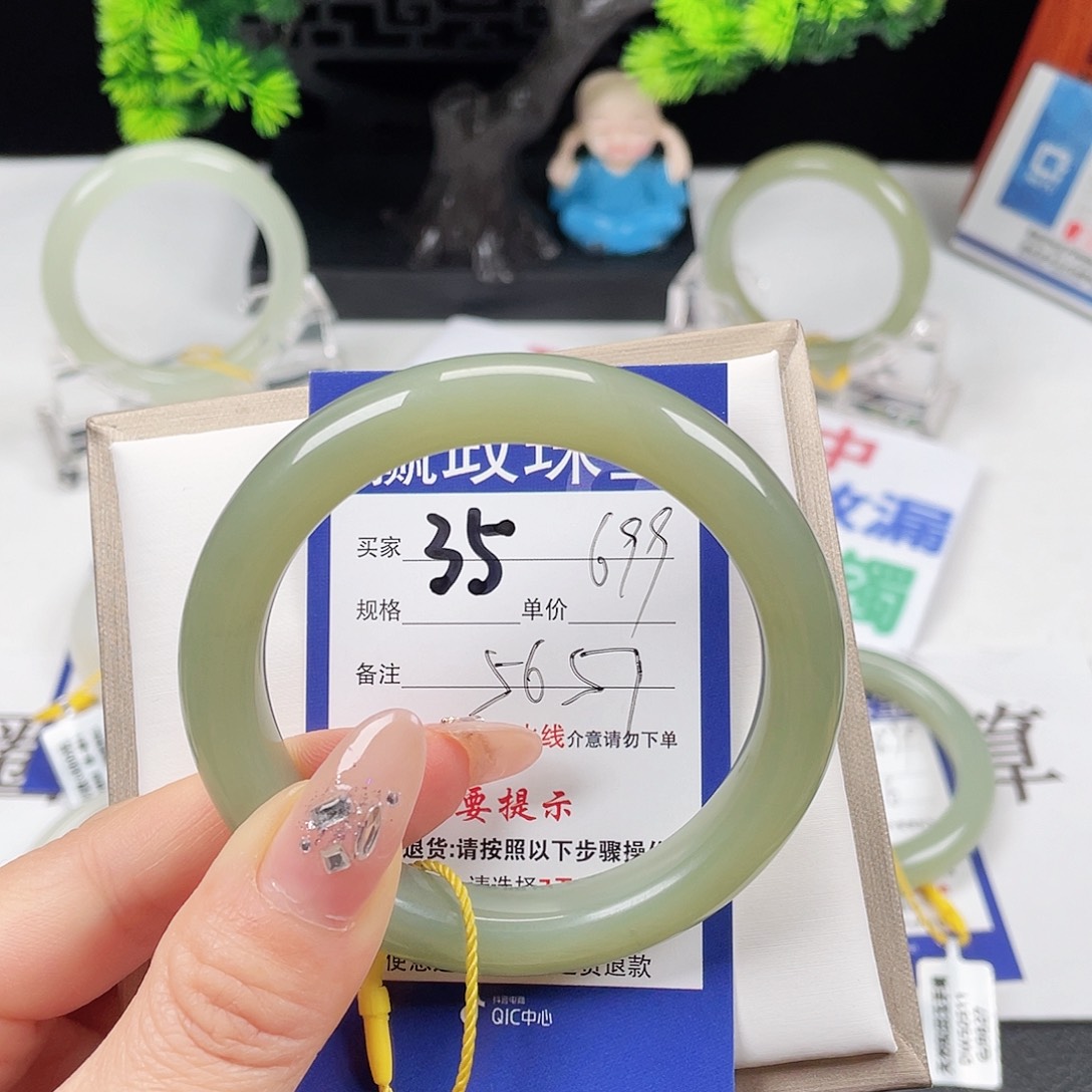 和田玉未镶嵌手镯