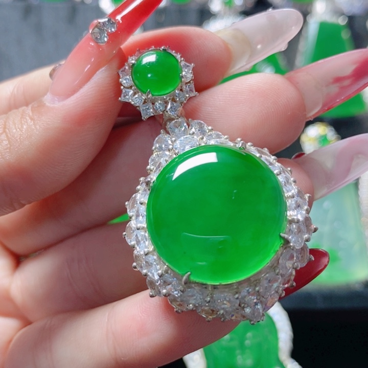 翡翠颈饰银S925镶嵌168689。