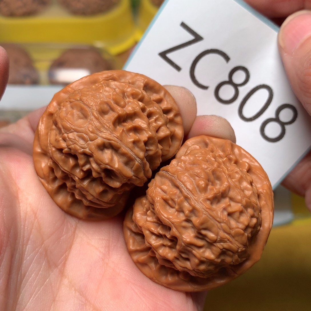 文玩核桃把件红皮桃心宫灯40