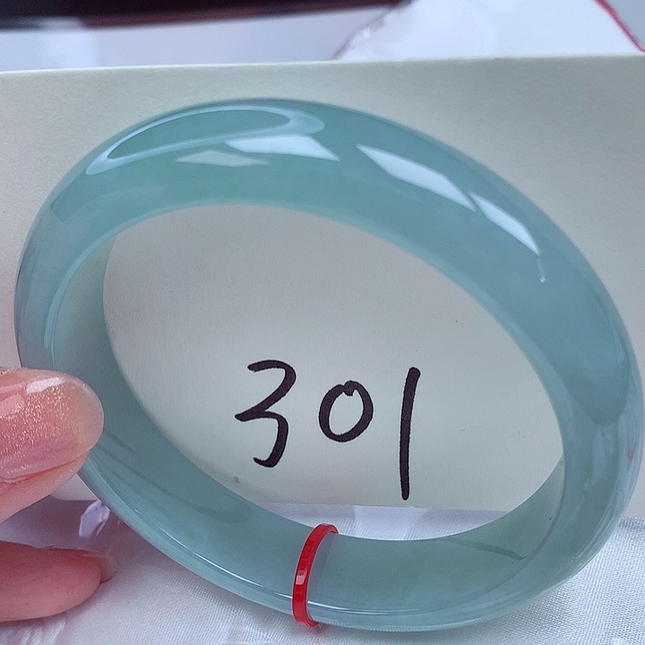 翡翠手镯未镶嵌翡翠