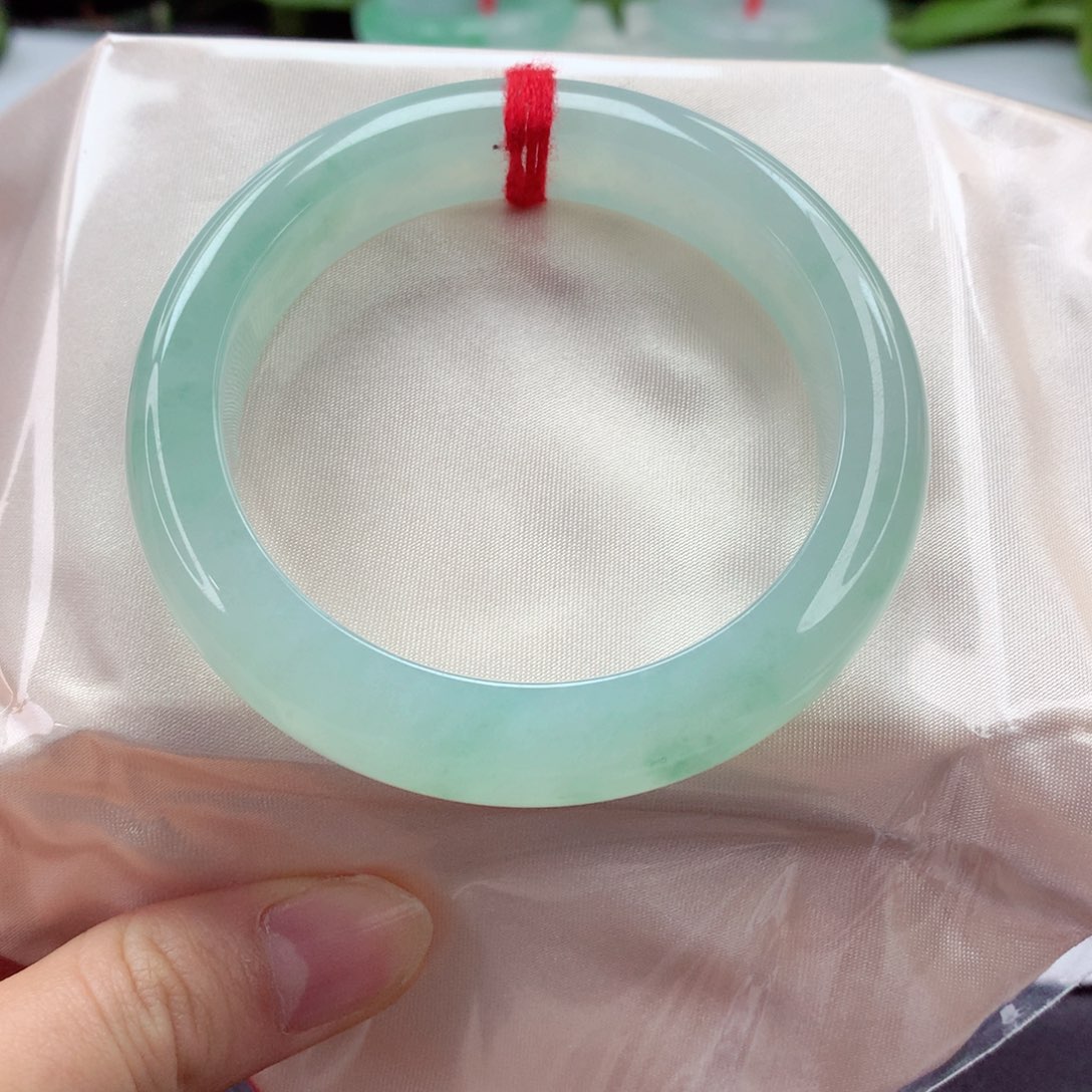 翡翠手镯未镶嵌 57.1 完整度高 冰胶甜绿，小小