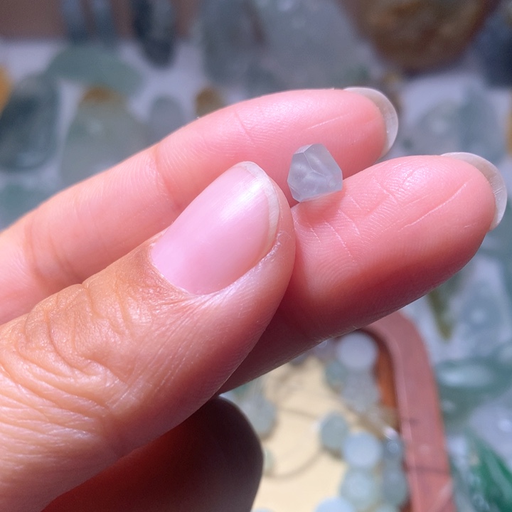 定制翡翠未镶嵌燕*湖切割