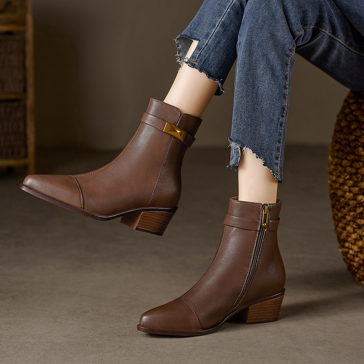 时尚百搭复古短靴棕色加绒粗跟短筒靴子英伦风中跟女士靴子休闲