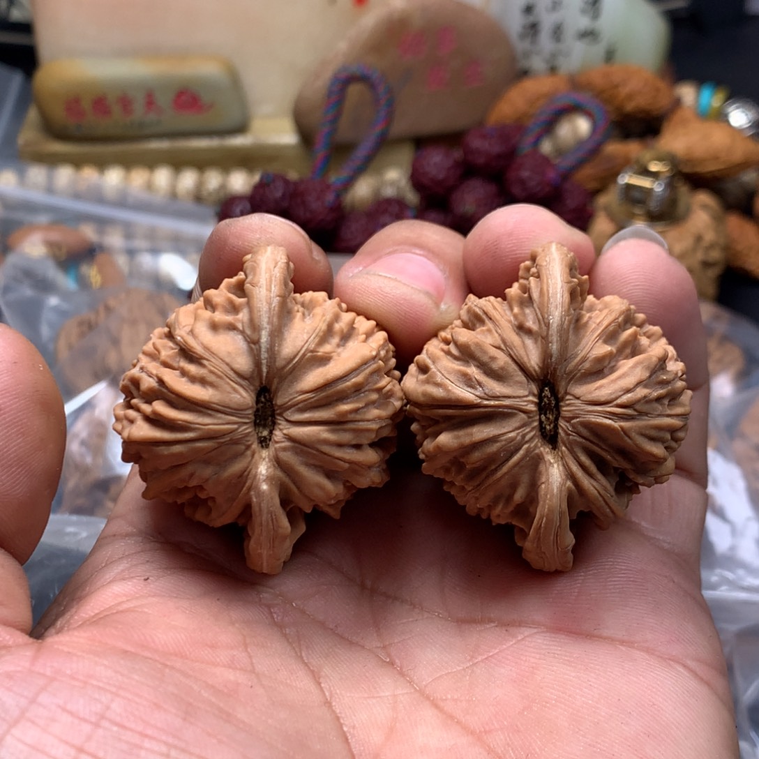苏***少文玩核桃把件四座楼
