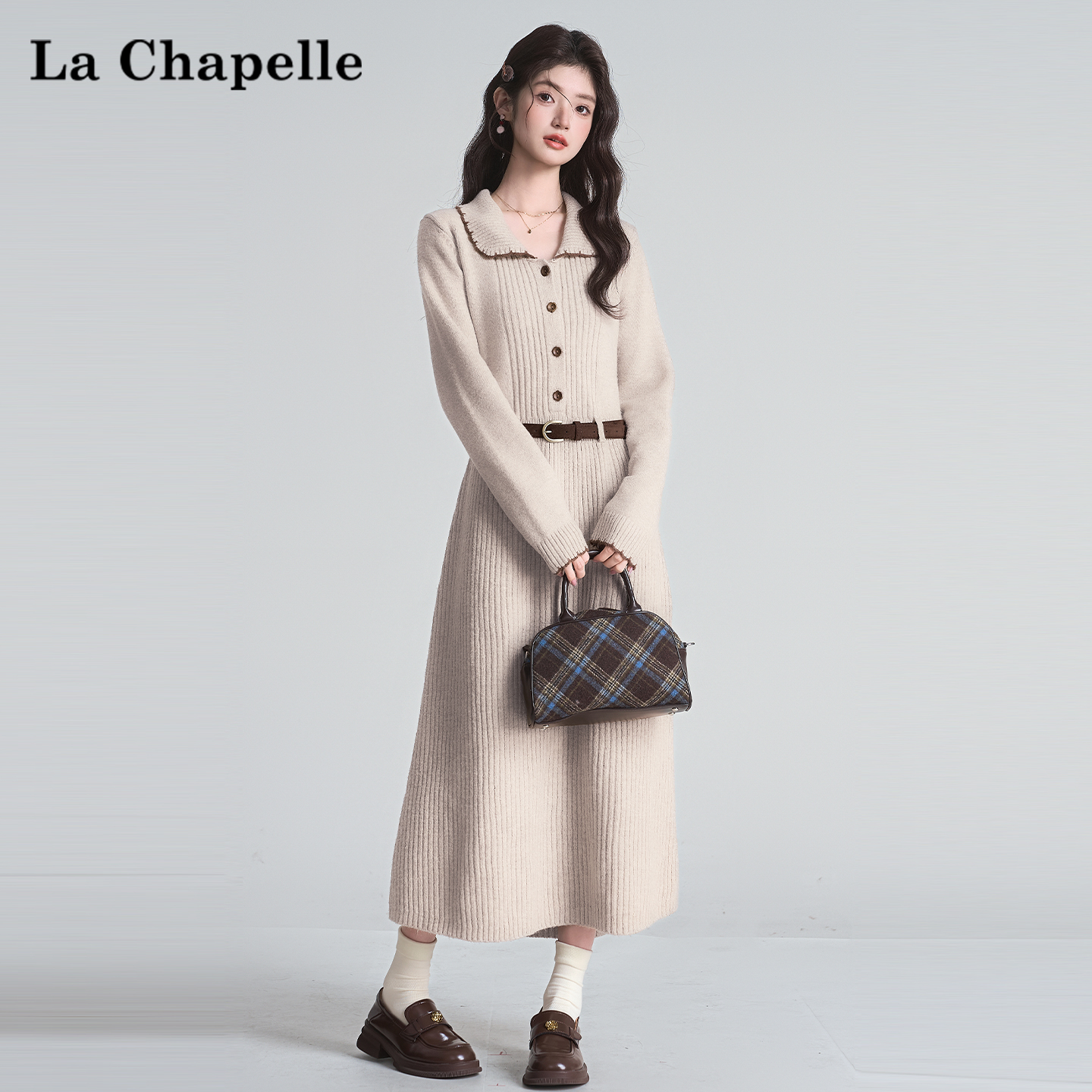 拉夏贝尔软糯娃娃领针织连衣裙女冬季内搭收腰中长款毛衣修身长裙