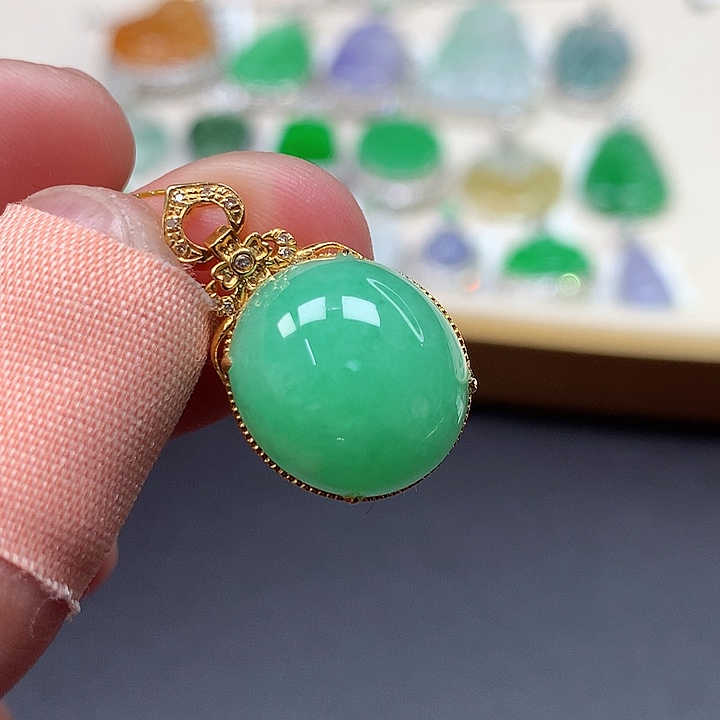 翡翠18K金镶嵌颈饰