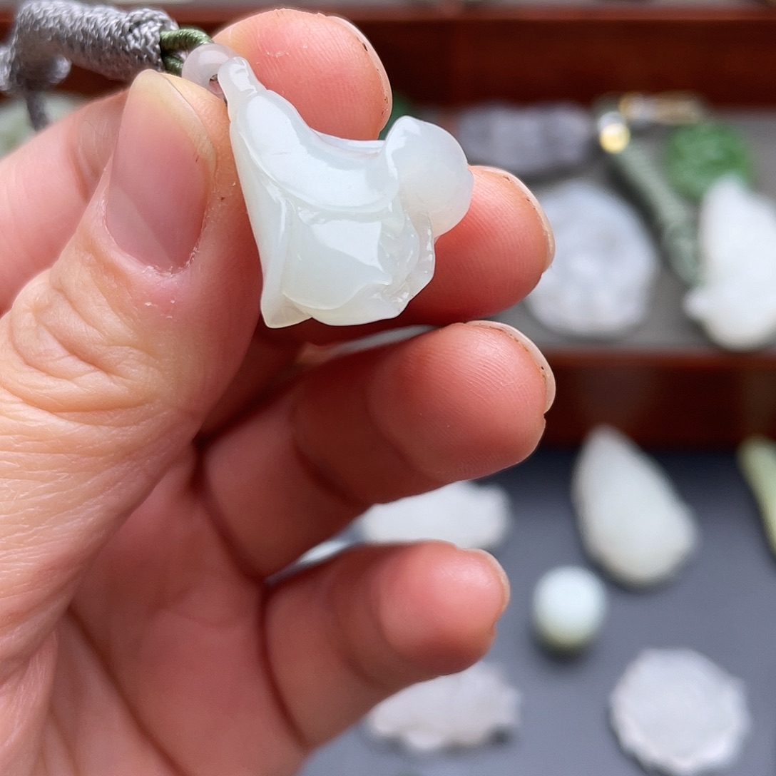 和田玉未镶嵌颈饰白玉兰花吊坠