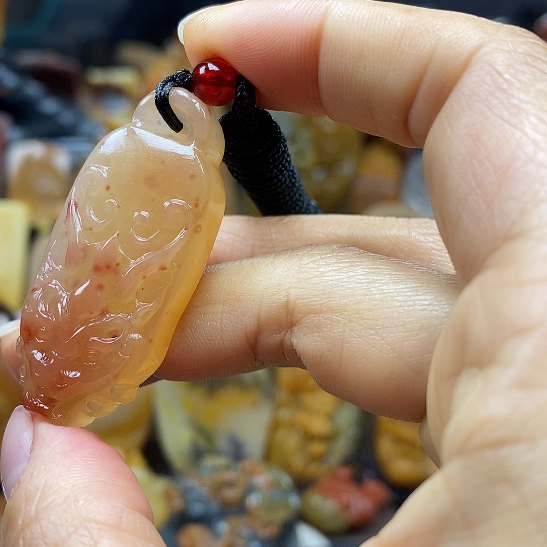 石英质玉（黄龙玉）颈饰未镶嵌