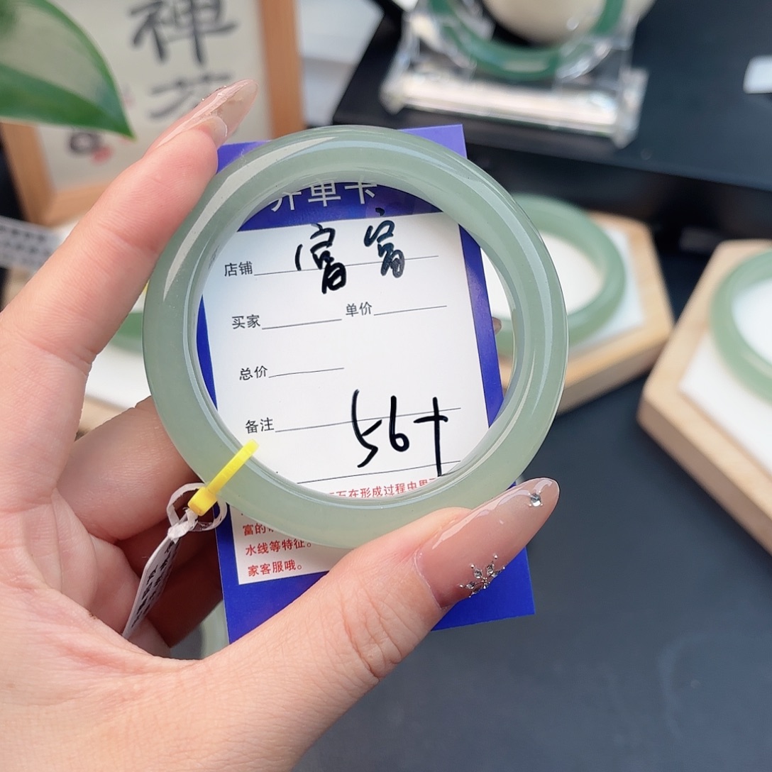 富***富石英质玉未镶嵌手镯