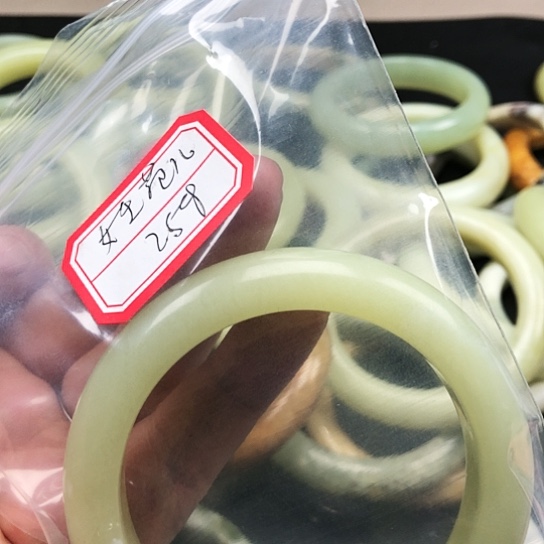 蛇纹石玉手镯未镶嵌，****。