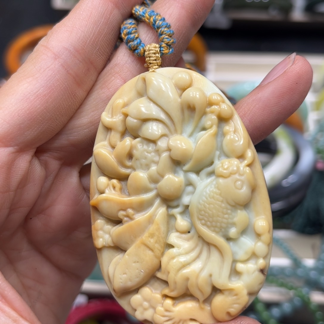 蛇纹石玉颈饰未镶嵌