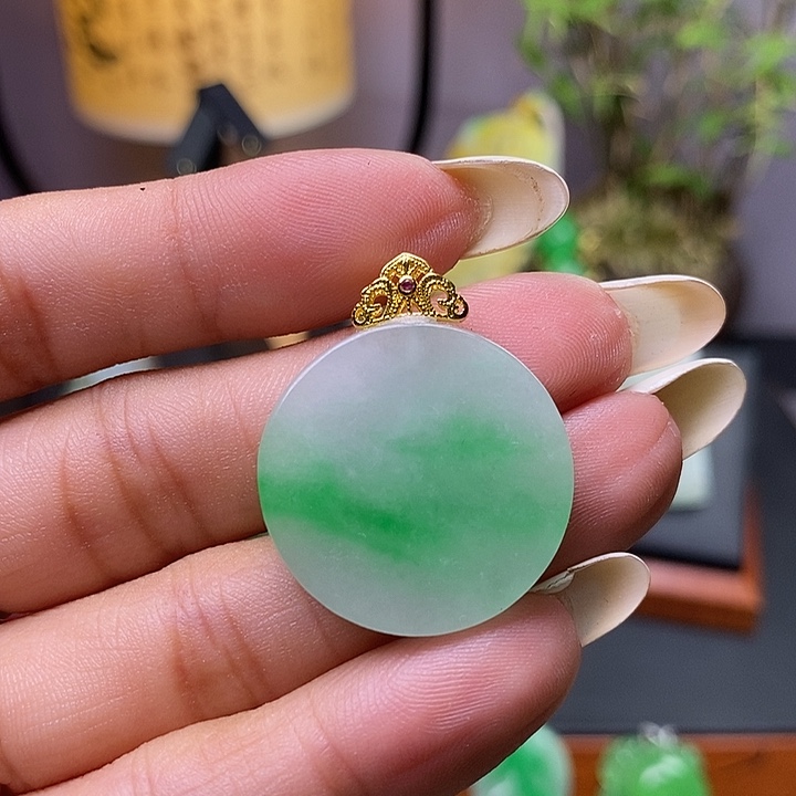 翡翠未镶嵌吊坠(赠链)