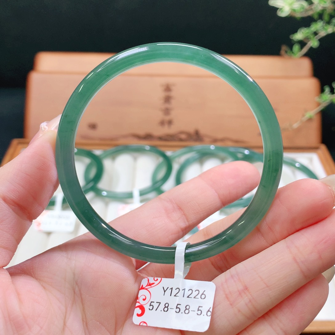 翡翠手镯未镶嵌天然