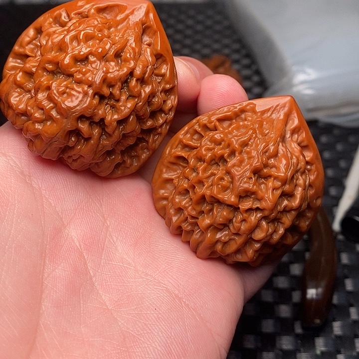 辉***哥吊坠文玩核桃文玩核桃的时候也会