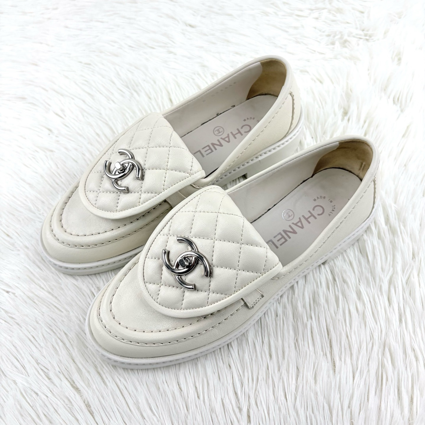 95新 Chanel/香奈儿 米色书包金扣菱格纹乐福鞋36码