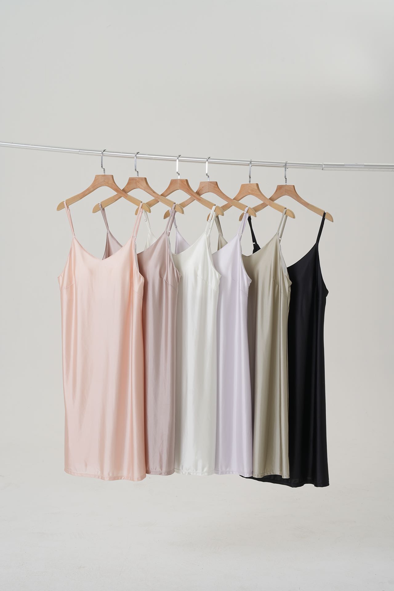 65422  浅夏系列 缎面吊带睡裙均码（80-150斤）