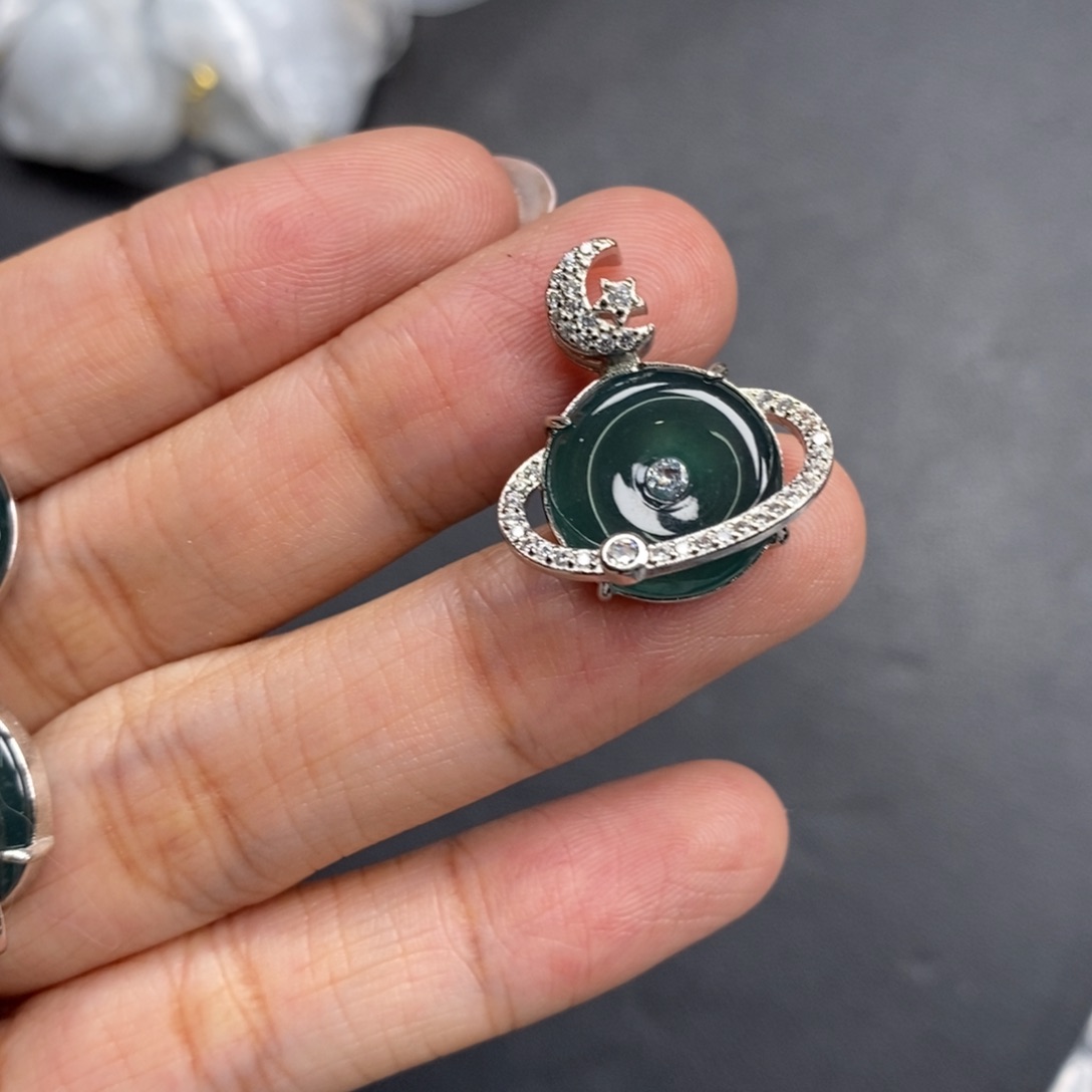 翡翠颈饰未镶嵌翡翠