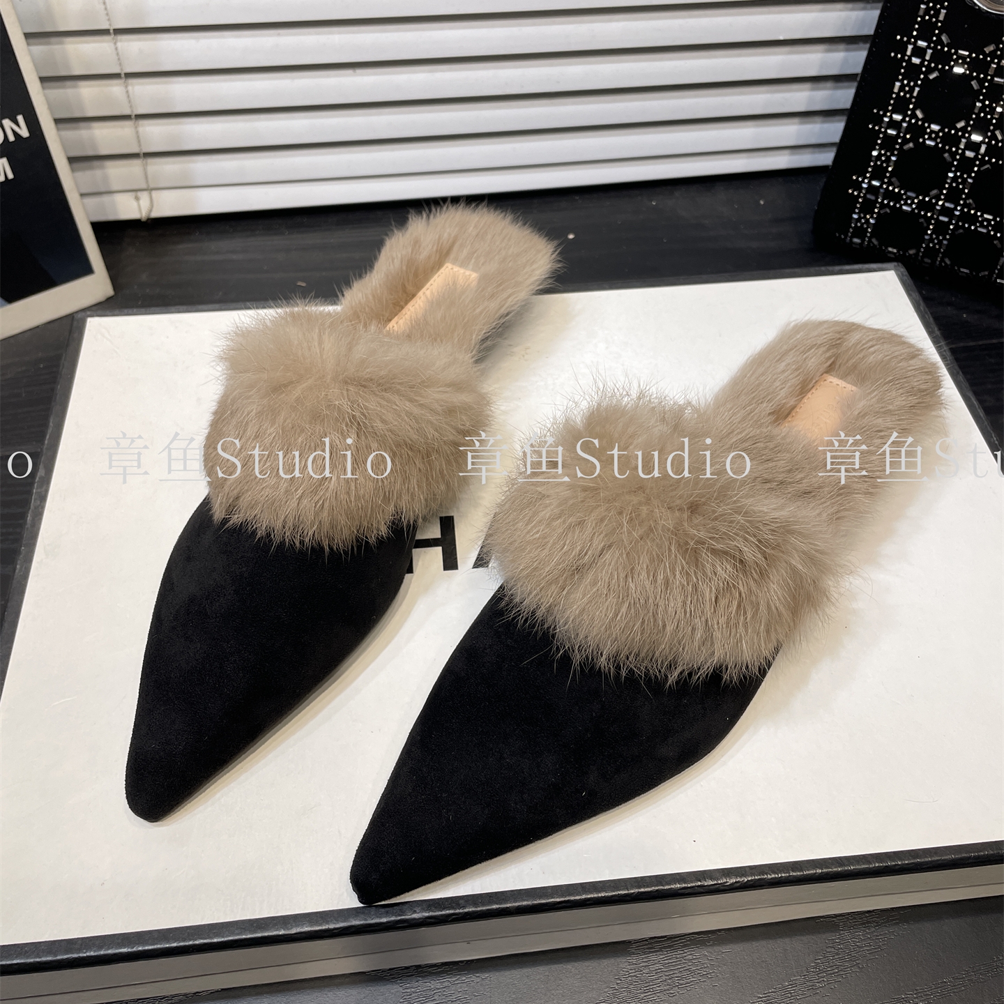 法式尖头毛毛拖鞋女外穿2025新款秋冬季晚晚风加绒粗跟包头棉拖鞋