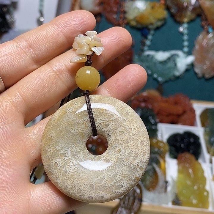 蛇纹石玉未镶嵌颈饰