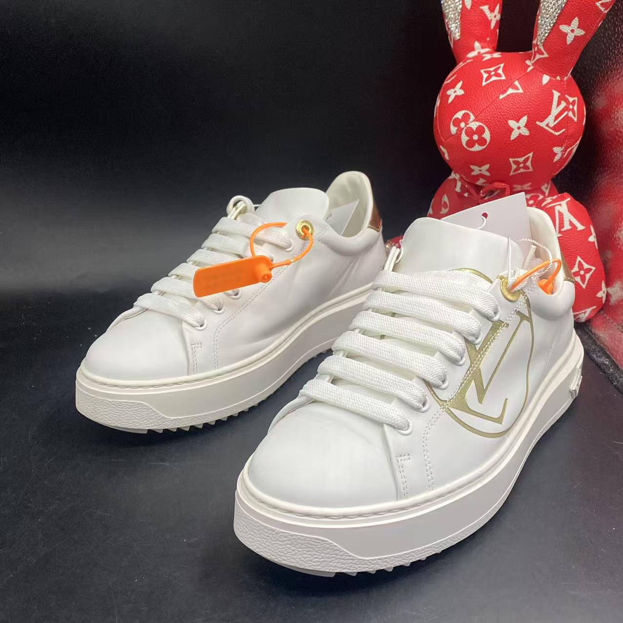 95新 LouisVuitton/路易威登 【聚星优选】白色金扣板鞋38码wdf956