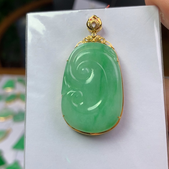 翡翠18K金镶嵌颈饰