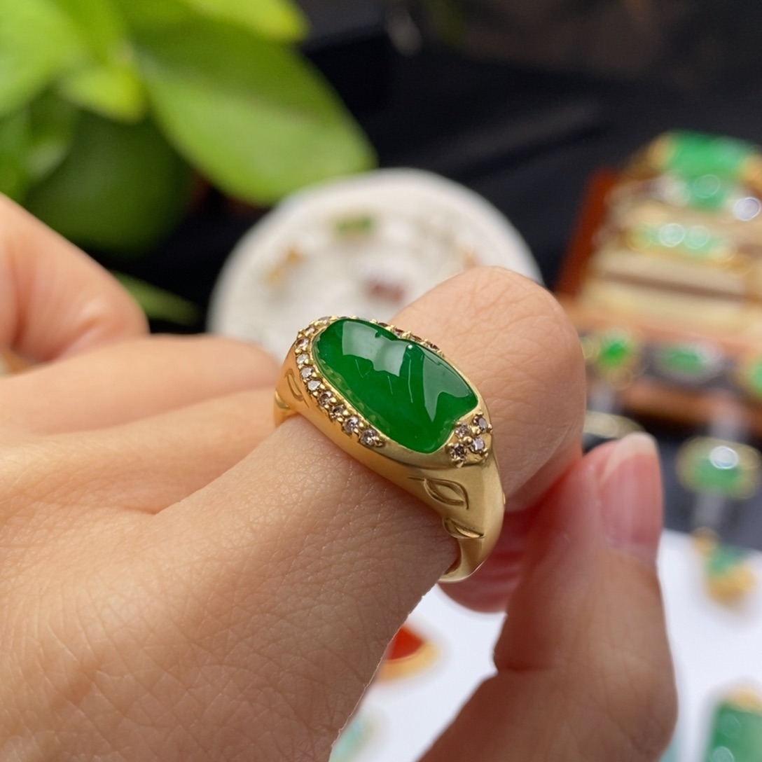 翡翠戒指18K金镶嵌戒指