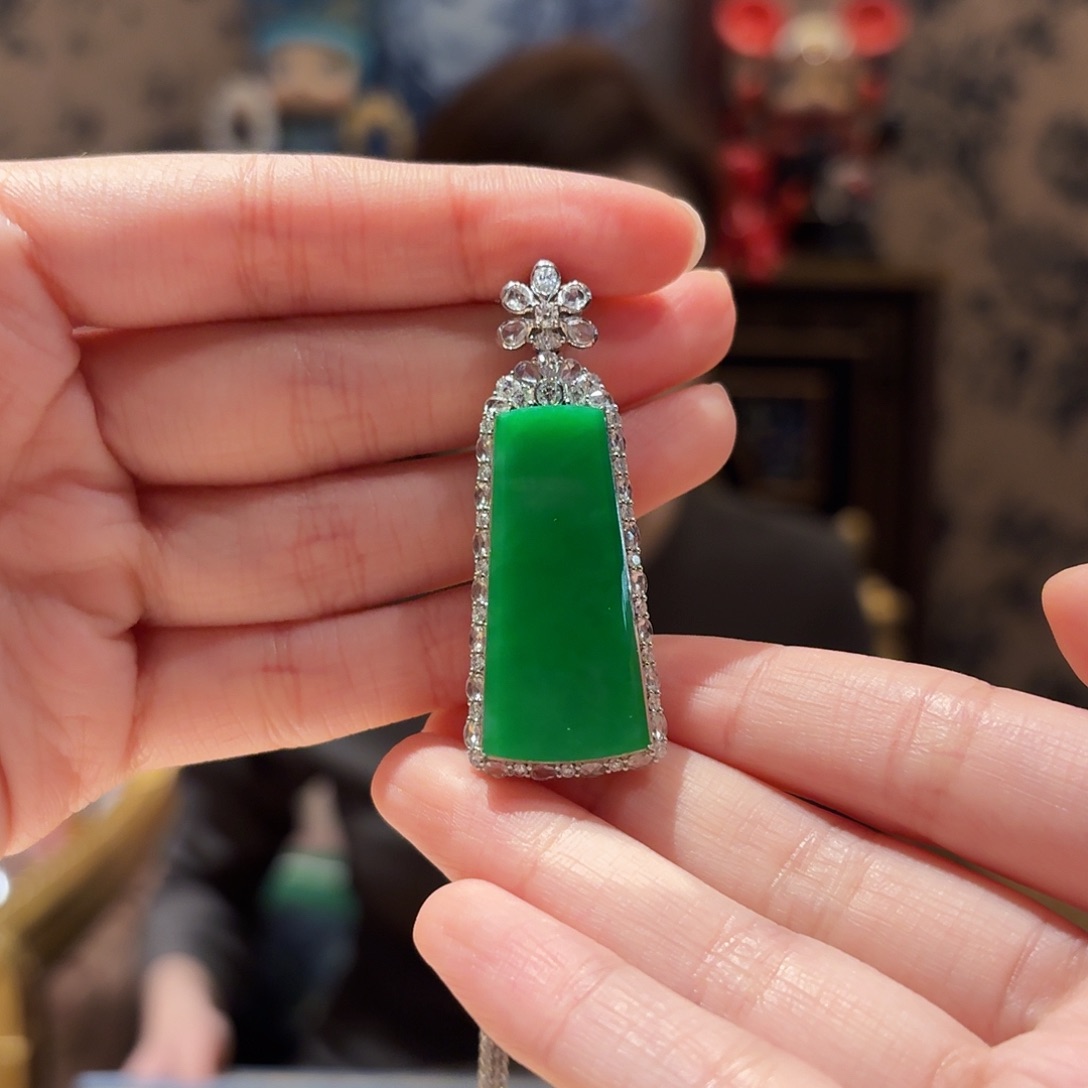 翡翠吊坠(赠链)18K金镶嵌吊坠