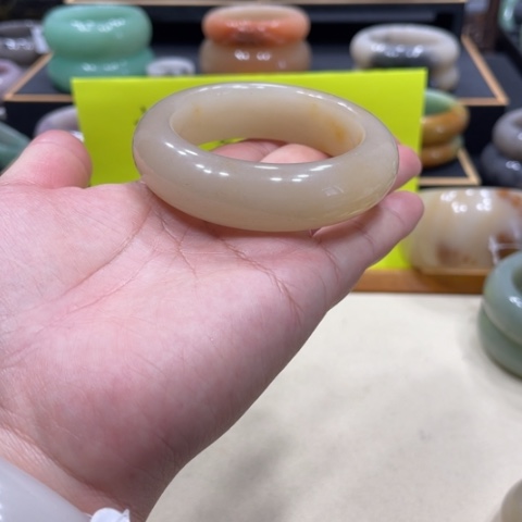 未镶嵌手镯石英质玉