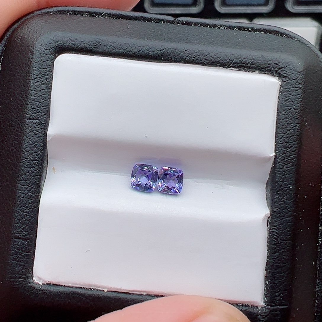 坦桑石方4裸石2颗未镶嵌