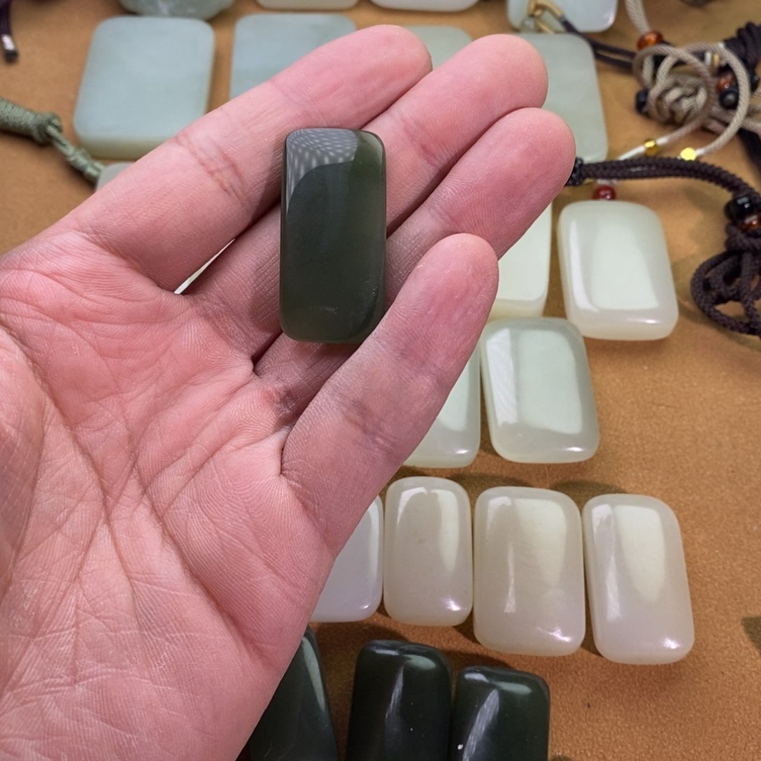 和田玉颈饰未镶嵌微瑕有包容