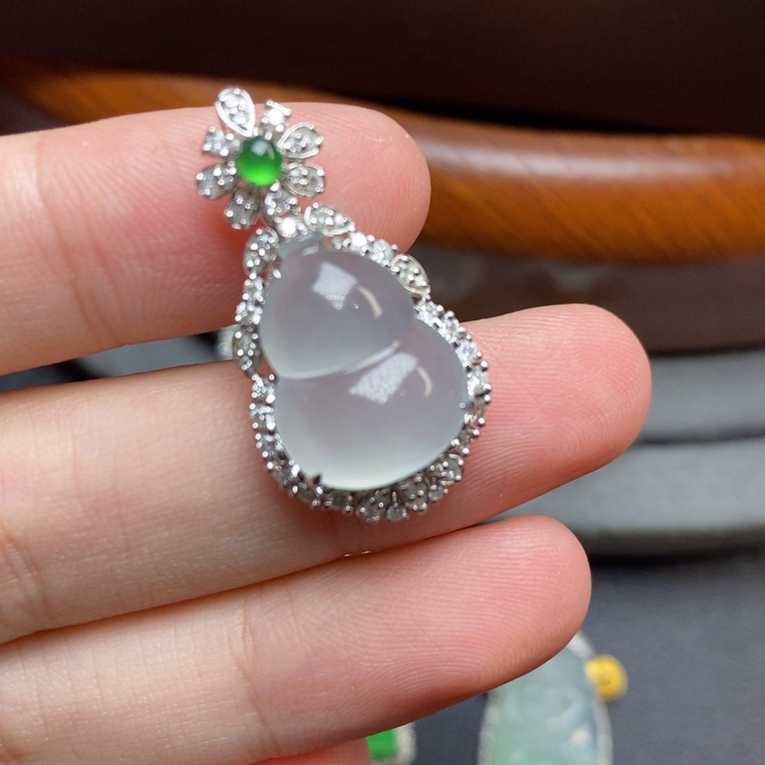 翡翠18K金镶嵌颈饰18Ｋ金葫芦吊坠（链接）