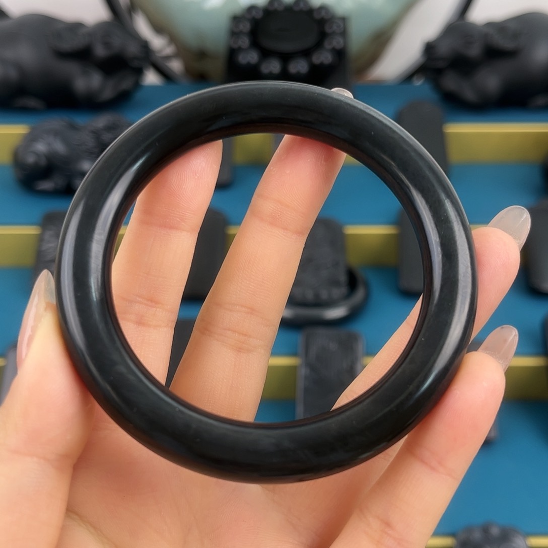 和田玉（墨玉）60+圈口圆条未镶嵌