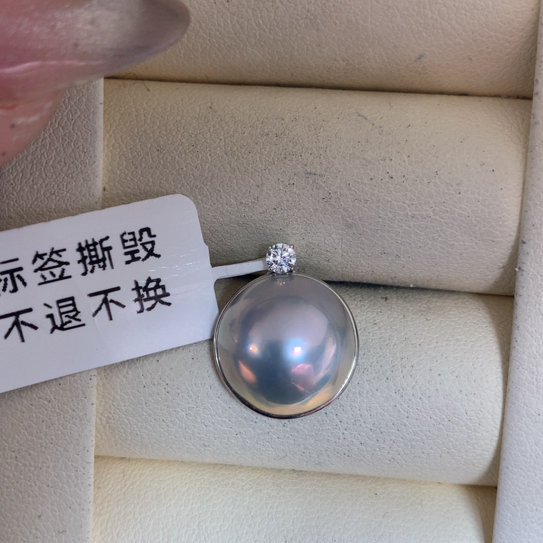 拼合珍珠（马贝珠）颈饰18K金镶嵌