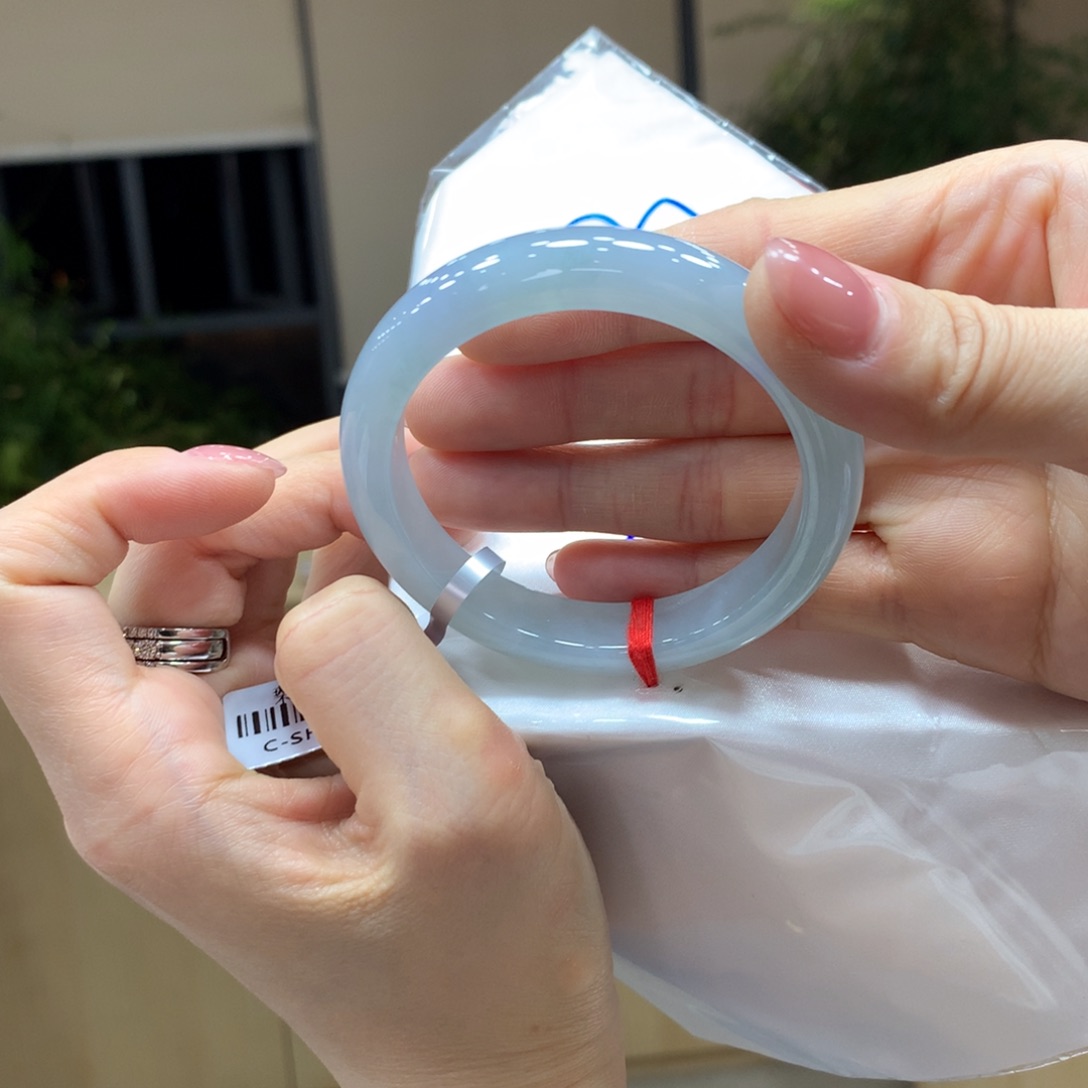 翡翠手镯未镶嵌不退不换