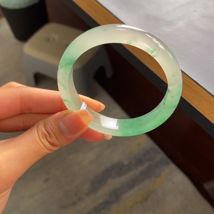 石英质玉手镯未镶嵌小***?天然