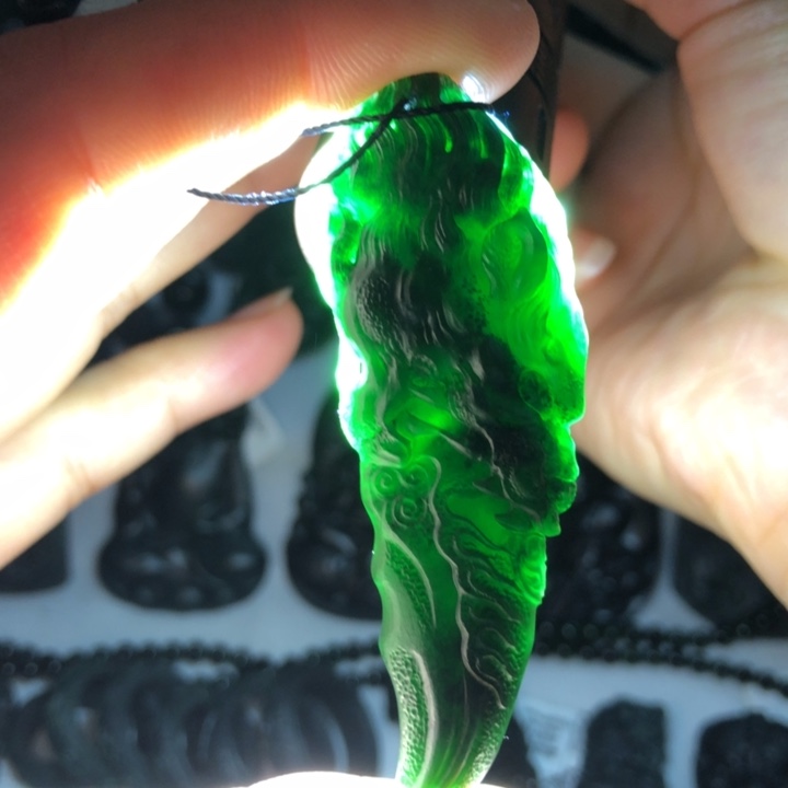 定制翡翠未镶嵌龙牙