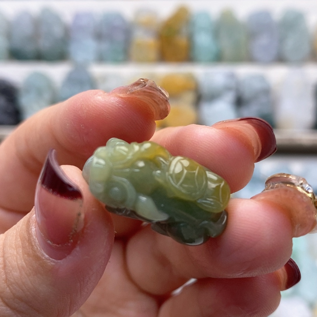 翡翠吊坠(赠链)未镶嵌