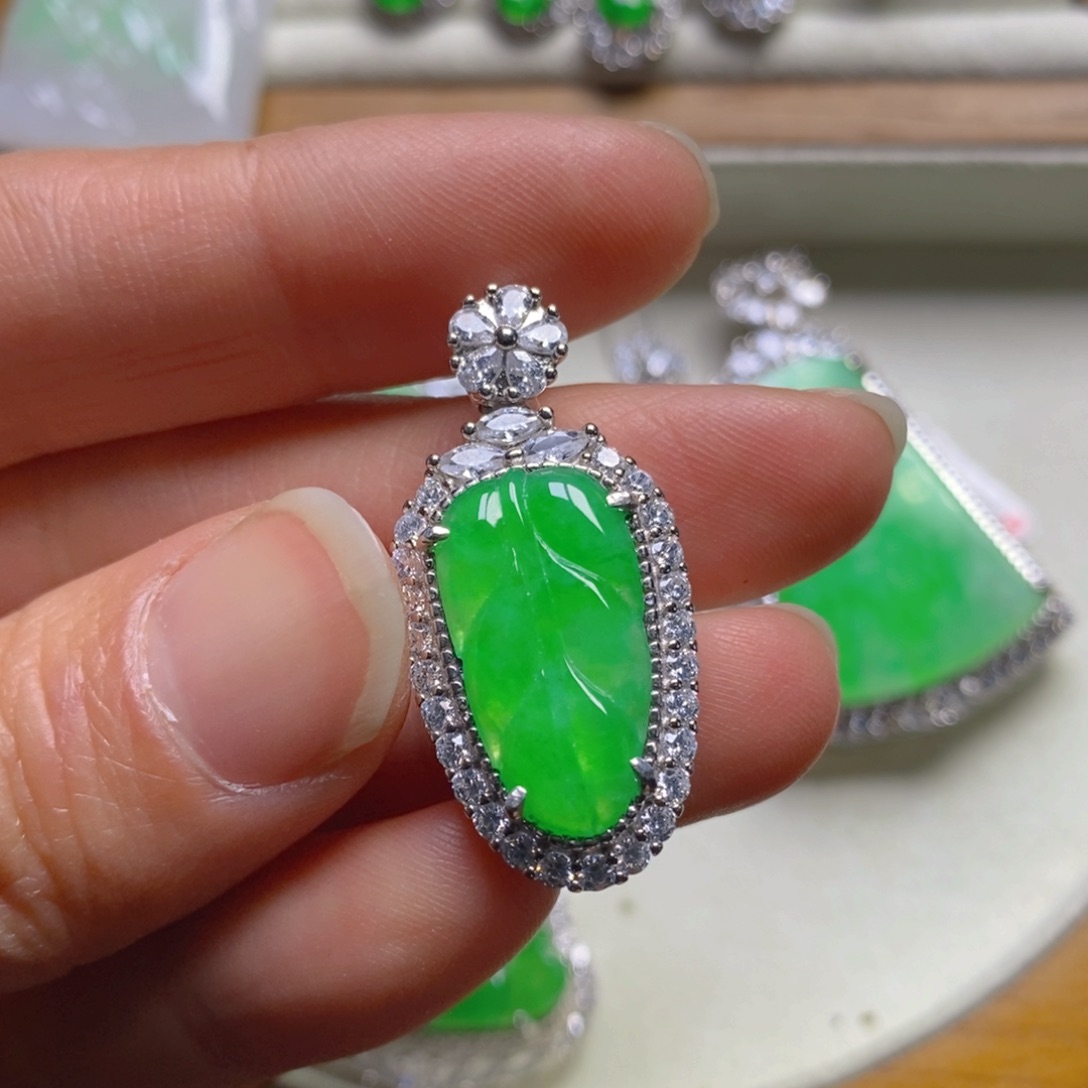 翡翠颈饰银S925镶嵌树叶吊坠