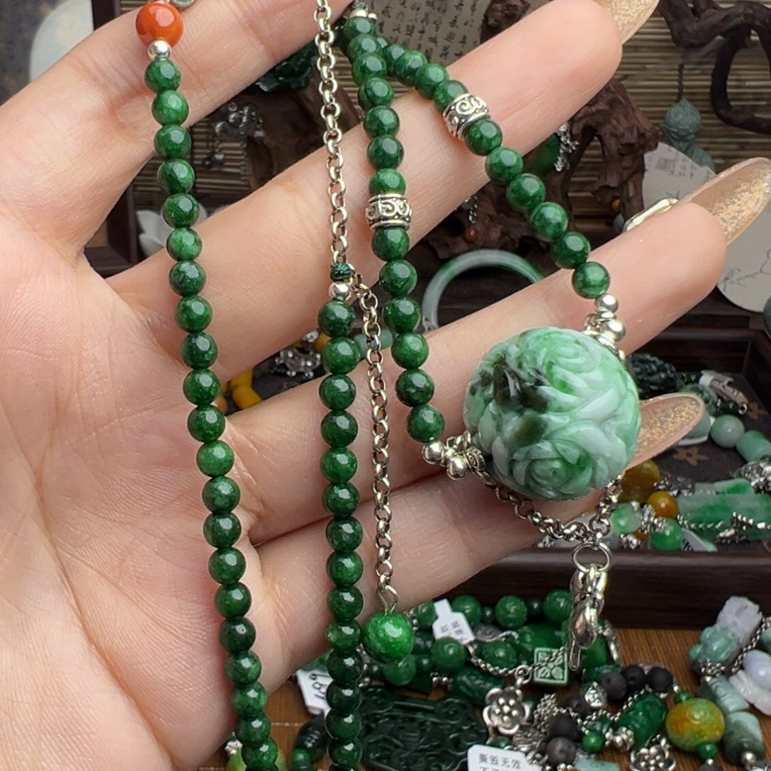 孙***喜翡翠未镶嵌颈饰吊坠